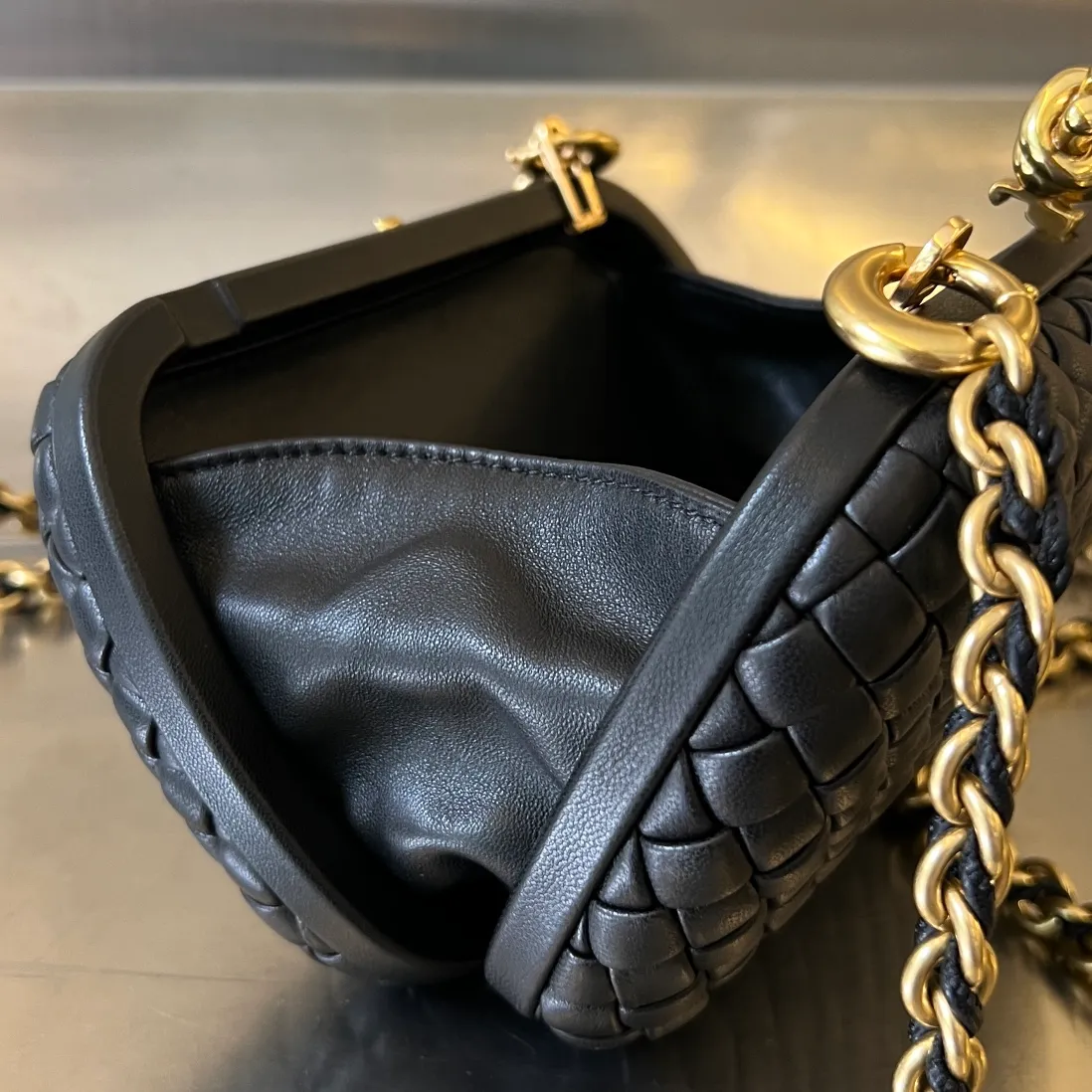 Batch 2260 BV Knot chain evening bag 🎈776662 Iconic woven texture with metal knot buckle, noble and elegant, soft and comfortable texture of sheepskin, detachable metal chain, super high-end hand/cross-body, simple and beautiful, overall more fashionable and high-end. The knot design is small and exquisite, low-key without logo, no floral decorations, elegant and generous, holding it in the hand can add an elegant and gentle temperament to women It combines elegance and elegance, size: 19x11.5x5